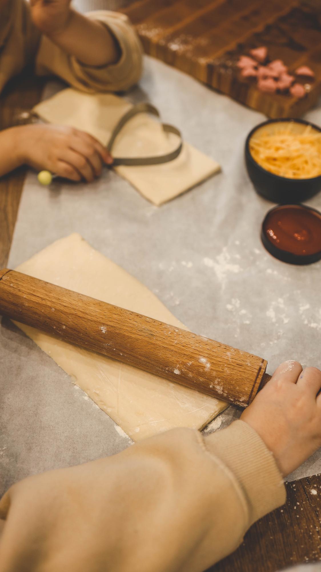 Pasta fatta a mano su tavolo di legno